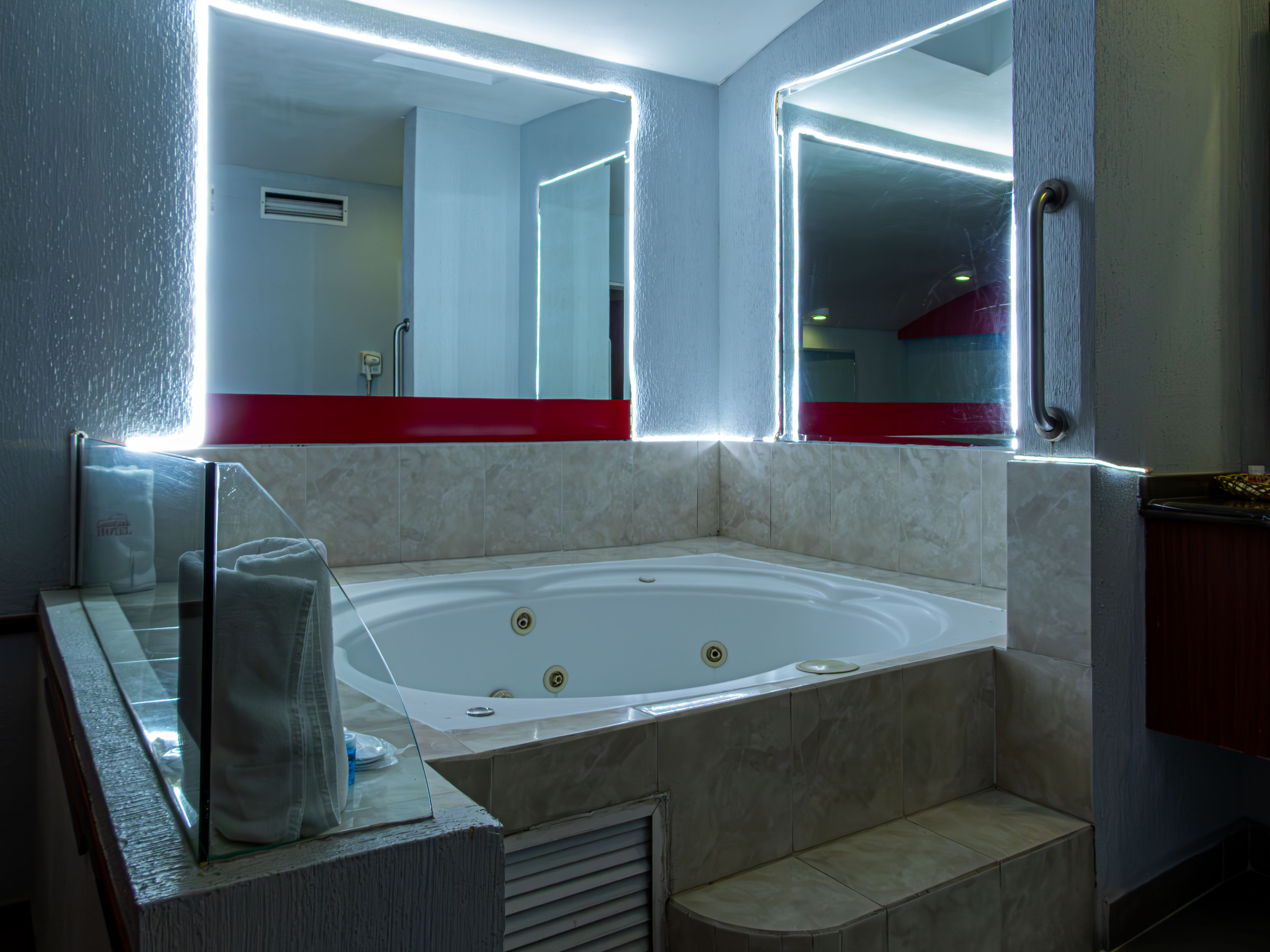 Jacuzzi en el baño de una habitación de hotel