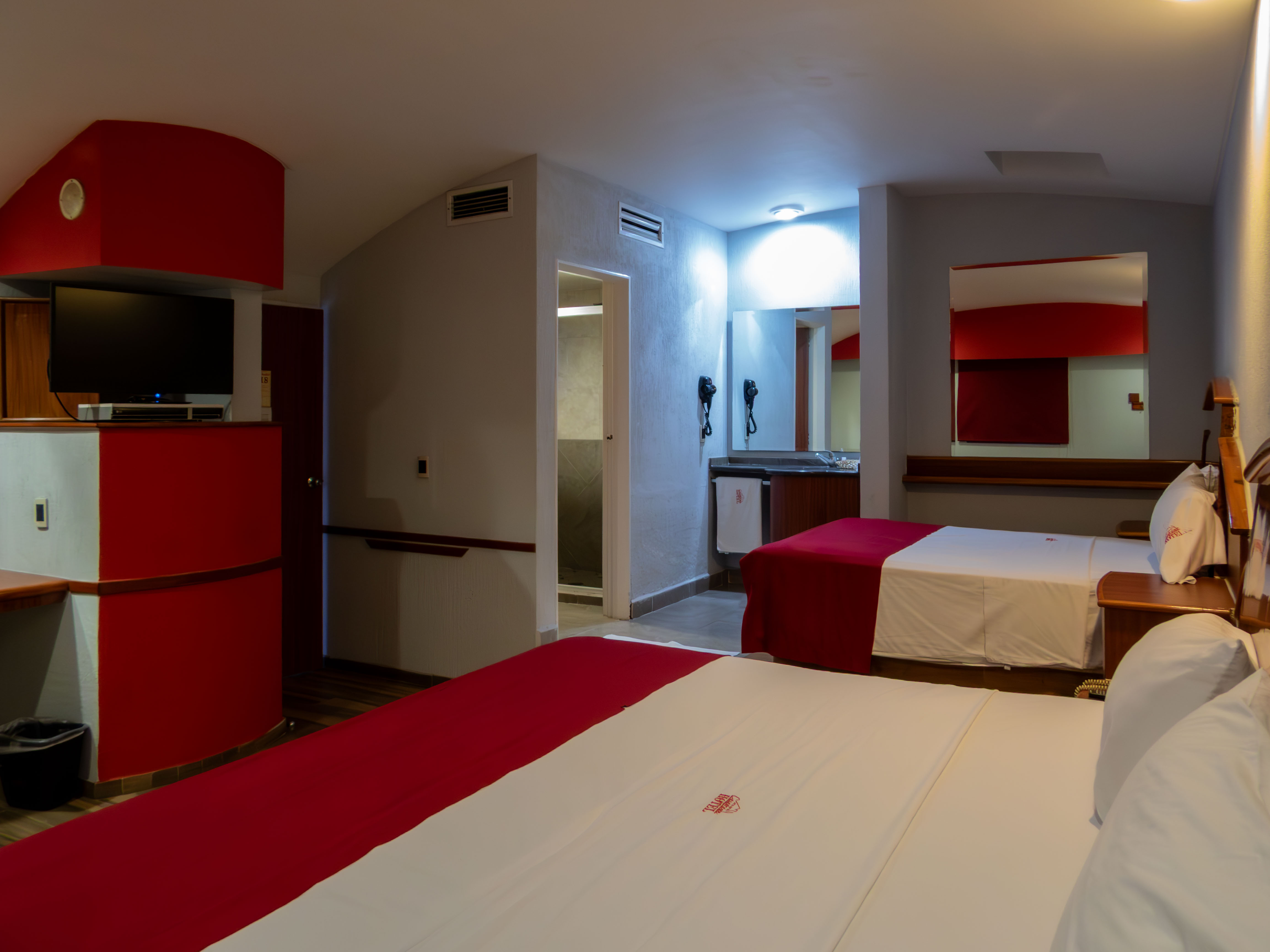 Habitación de hotel con dos camas dobles