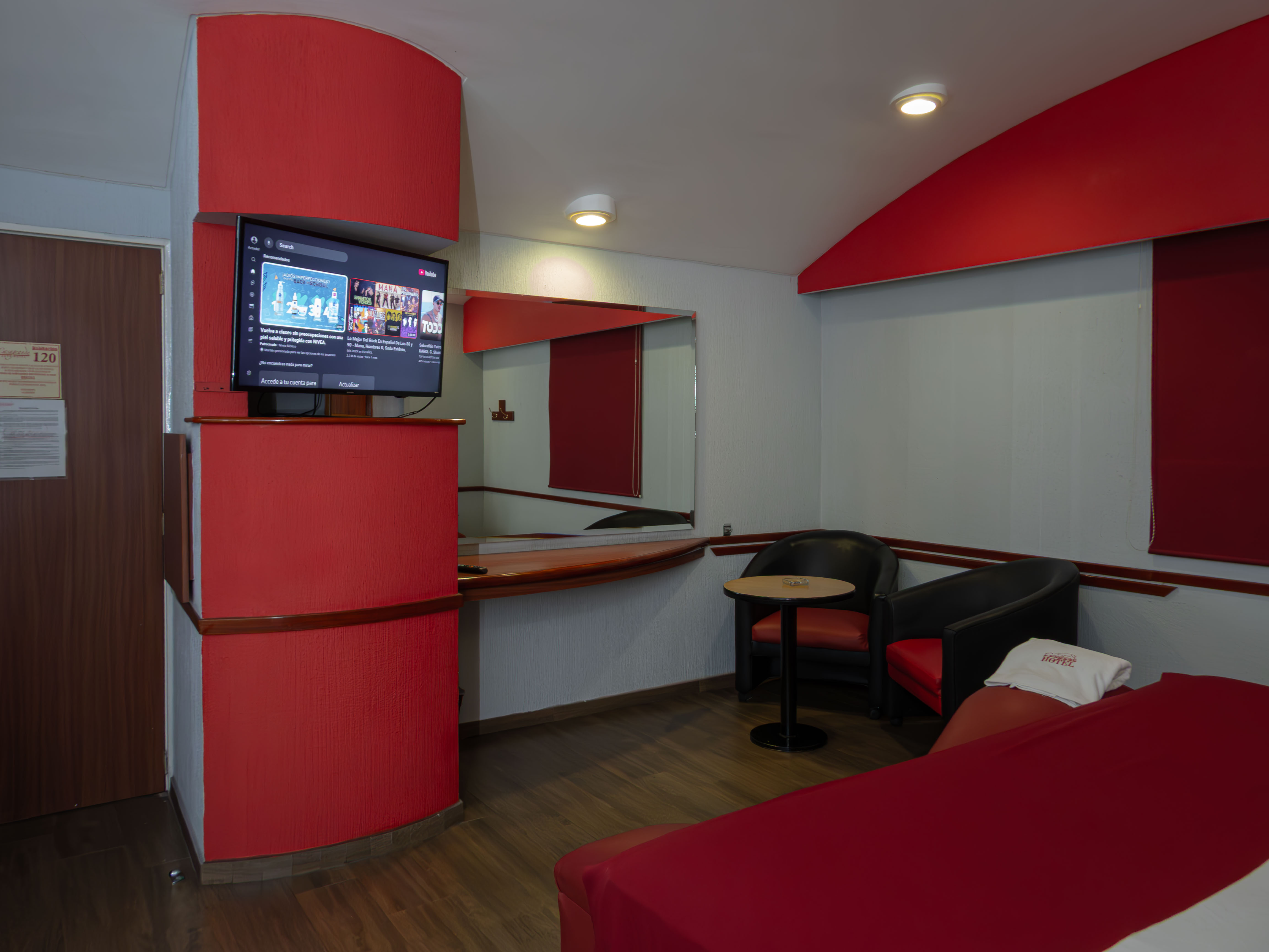 Habitación de hotel con decoración roja