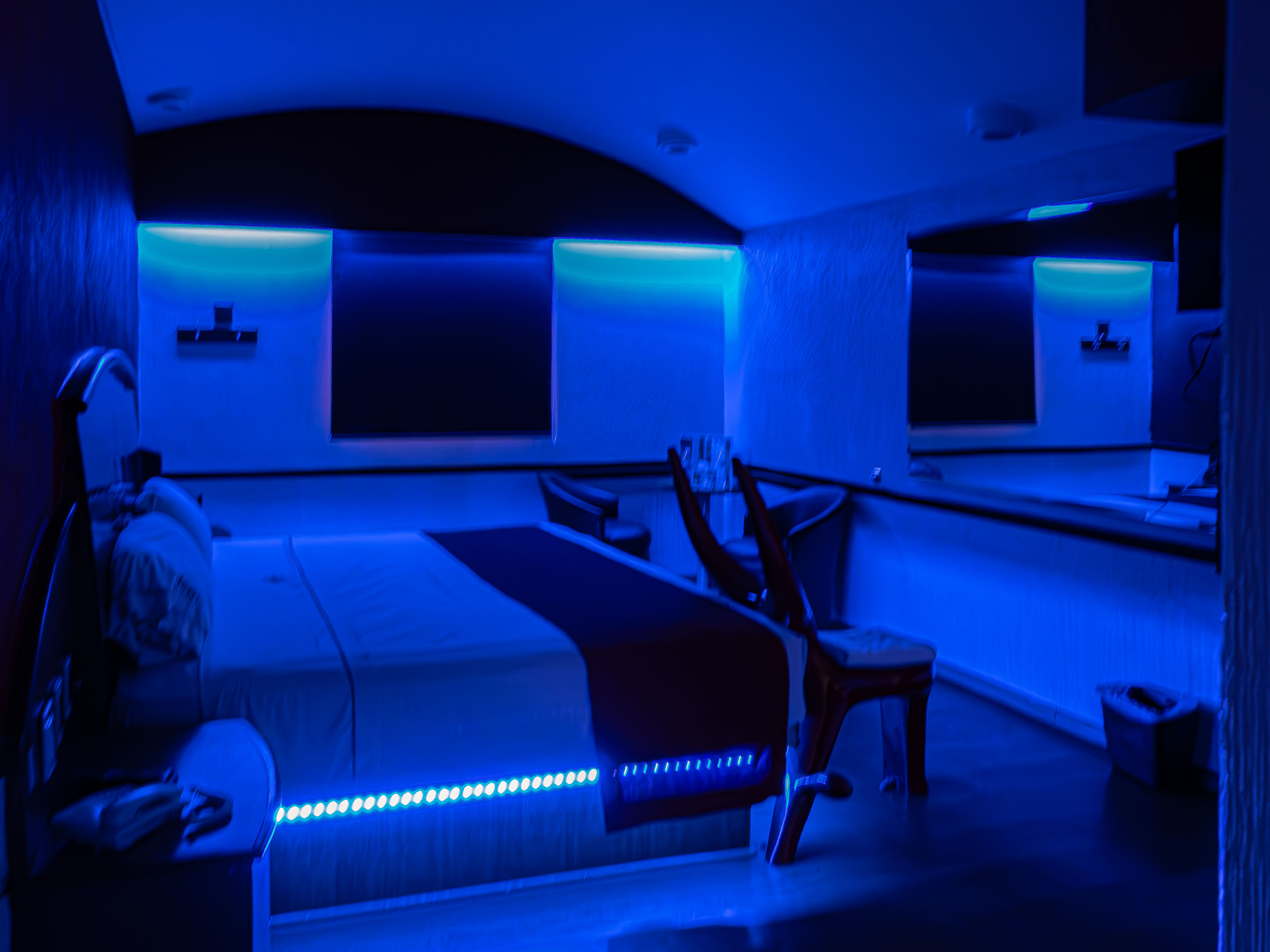 Habitación de motel con luz azul