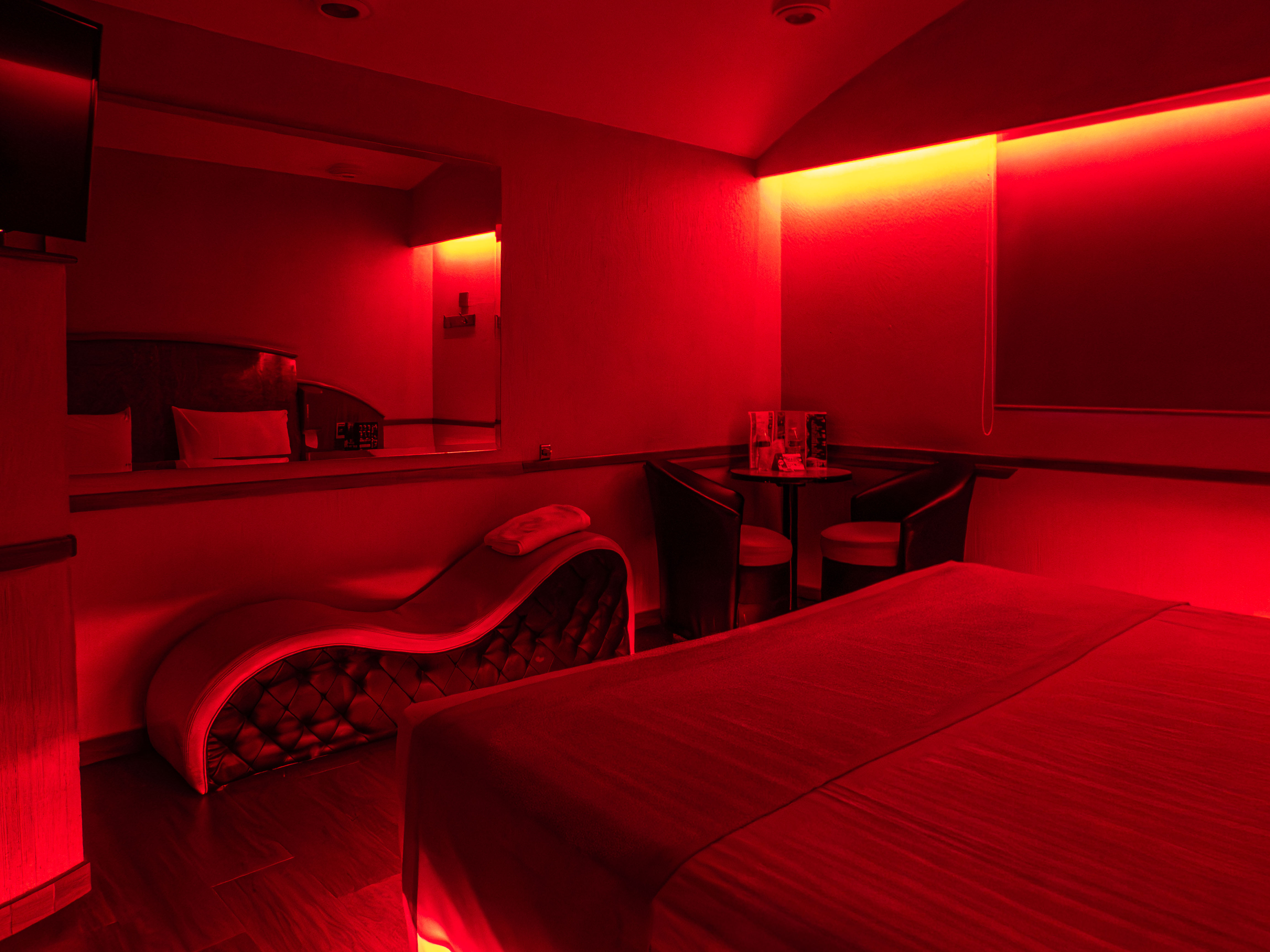 Habitación de motel con luz roja